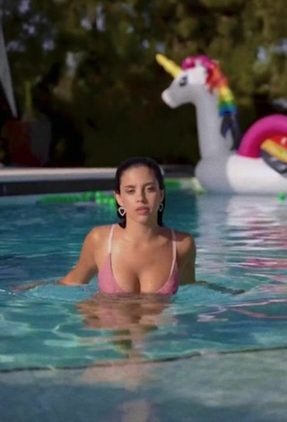 Sensual Victoria Caro con Fascinantes Bikini Rosa en la piscina