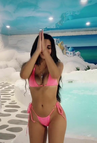 4. Más Caliente Victoria Caro Con Bikini Rosa En La Piscina