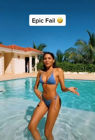 Sexy Yarissa RT con Bikini Azul en la piscina