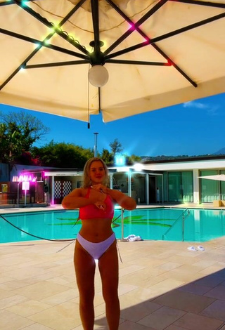 3. Caliente Adelina Dalevska Con Bikini En La Piscina