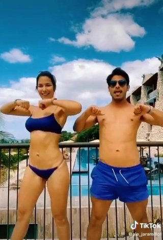 5. Hermosa Alejandra Jaramillo Enseña Escote Con Bikini Azul