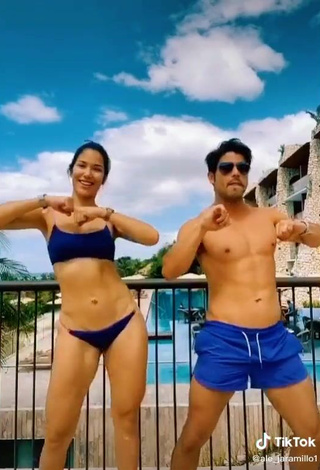 6. Hermosa Alejandra Jaramillo Enseña Escote Con Bikini Azul