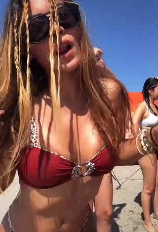 Guapísima Aleja Villeta con Atractivos Bikini en la playa y Senos Saltarines