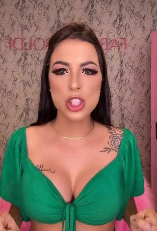 Bonita Amanda Ferreira enseña escote con Top Corto Verde y Pechos Saltarinas