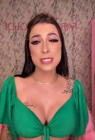 2. Bonita Amanda Ferreira Enseña Escote Con Top Corto Verde Y Pechos Saltarinas