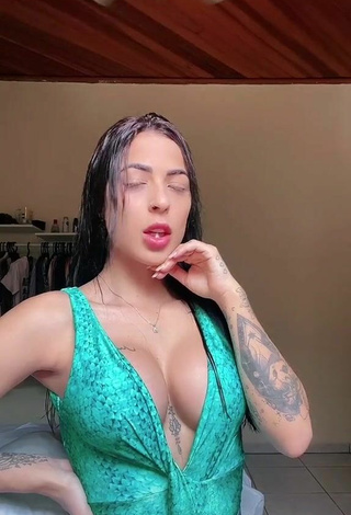 Hermosa Amanda Ferreira enseña escote con Top Verde