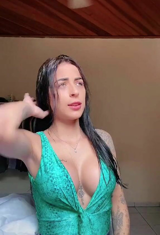 2. Hermosa Amanda Ferreira Enseña Escote Con Top Verde