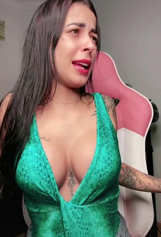 3. Sexy Amanda Ferreira Enseña Escote Con Top Verde