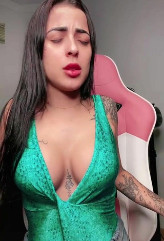 5. Sexy Amanda Ferreira Enseña Escote Con Top Verde