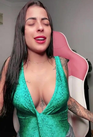 6. Sexy Amanda Ferreira Enseña Escote Con Top Verde