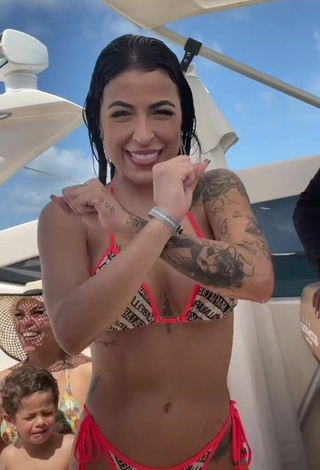 Hermosa Amanda Ferreira enseña escote con Bikini