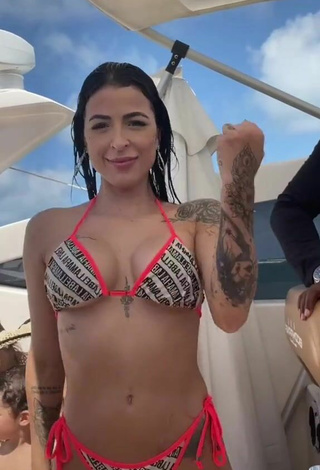 2. Hermosa Amanda Ferreira Enseña Escote Con Bikini