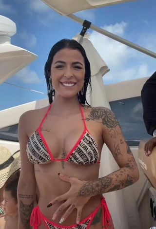 4. Hermosa Amanda Ferreira Enseña Escote Con Bikini