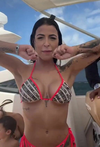 5. Hermosa Amanda Ferreira Enseña Escote Con Bikini