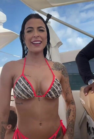 6. Hermosa Amanda Ferreira Enseña Escote Con Bikini