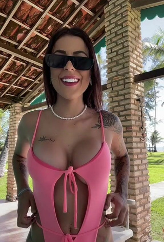 1. Caliente Amanda Ferreira Enseña Escote Con Traje De Baño Rosa