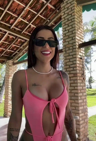 2. Caliente Amanda Ferreira Enseña Escote Con Traje De Baño Rosa