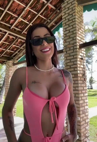 3. Caliente Amanda Ferreira Enseña Escote Con Traje De Baño Rosa