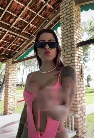 4. Caliente Amanda Ferreira Enseña Escote Con Traje De Baño Rosa