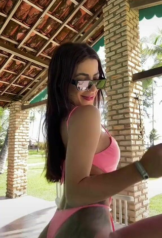 6. Caliente Amanda Ferreira Enseña Escote Con Traje De Baño Rosa