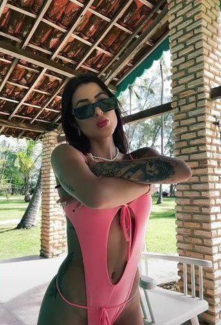 1. Sexy Amanda Ferreira Enseña Escote Con Traje De Baño Rosa