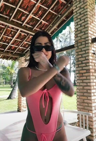 3. Sexy Amanda Ferreira Enseña Escote Con Traje De Baño Rosa