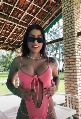 4. Sexy Amanda Ferreira Enseña Escote Con Traje De Baño Rosa