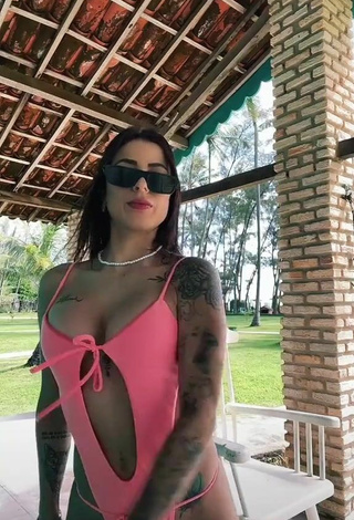 5. Sexy Amanda Ferreira Enseña Escote Con Traje De Baño Rosa