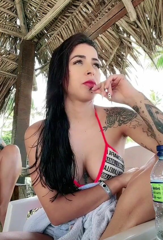 4. Sexy Amanda Ferreira Enseña Escote Con Sujetador De Bikini