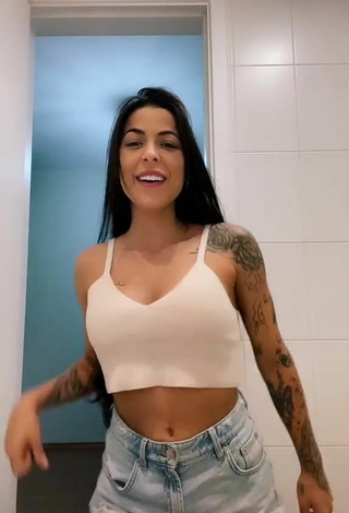 Sexy Amanda Ferreira enseña escote con Top Corto Blanco