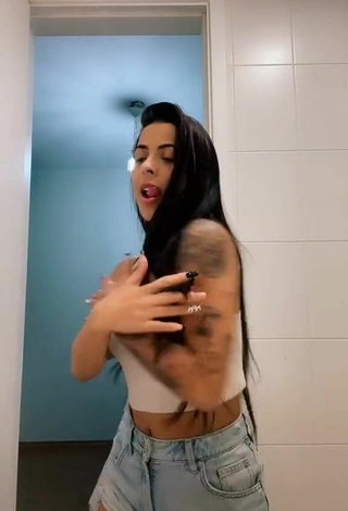 4. Sexy Amanda Ferreira Enseña Escote Con Top Corto Blanco