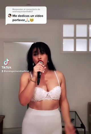 Bonita Anais Garmendia enseña escote con Sujetador Blanco