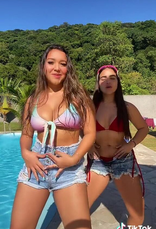 4. Caliente Ana Luiza Vizzoni Enseña Escote En La Piscina Y Tetas Saltarinas