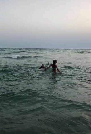 6. Caliente Elisa & Anna Con Bikini En La Playa