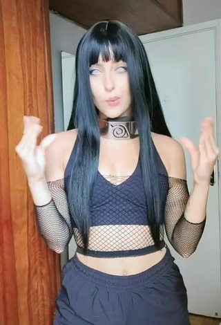 Sexy Anny Kelly Almeida con Top Corto Negro