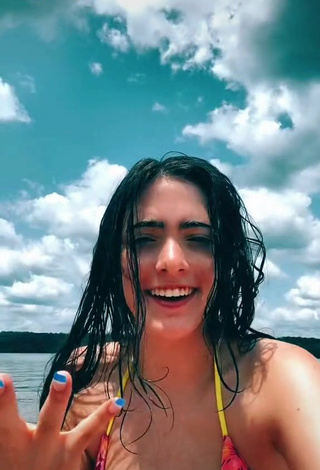 1. Sexy Ansley Spinks Enseña Escote Con Sujetador De Bikini En Un Barco