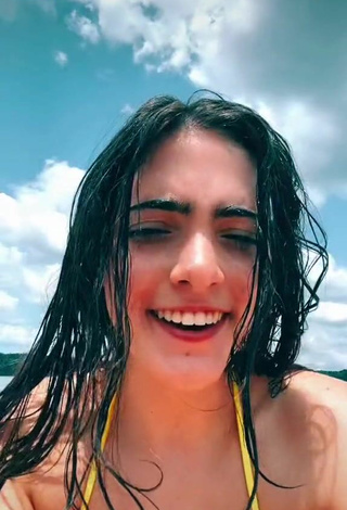 2. Sexy Ansley Spinks Enseña Escote Con Sujetador De Bikini En Un Barco