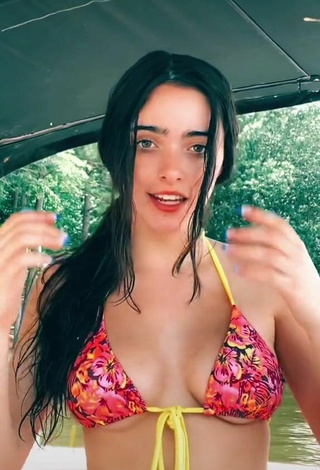 3. Sexy Ansley Spinks Enseña Escote Con Sujetador De Bikini En Un Barco