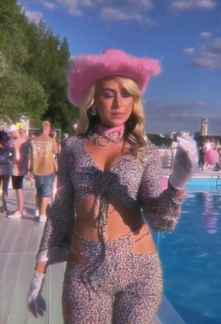 Sexy Bad Barbie enseña escote con Top Corto Leopardo en la piscina