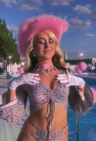 3. Sexy Bad Barbie Enseña Escote Con Top Corto Leopardo En La Piscina