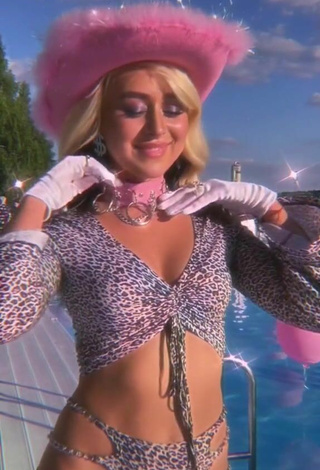 4. Sexy Bad Barbie Enseña Escote Con Top Corto Leopardo En La Piscina