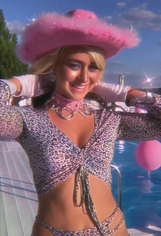 5. Sexy Bad Barbie Enseña Escote Con Top Corto Leopardo En La Piscina