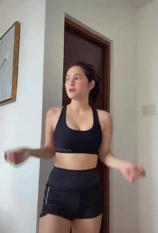 Sexy Barbie Imperial enseña escote con Sujetador Deportivo Negro