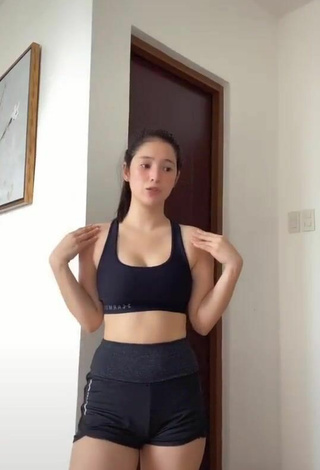 4. Sexy Barbie Imperial Enseña Escote Con Sujetador Deportivo Negro