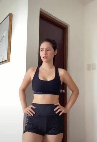 6. Sexy Barbie Imperial Enseña Escote Con Sujetador Deportivo Negro