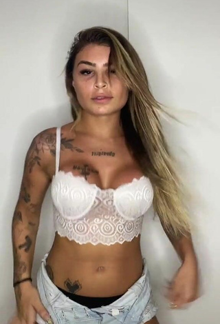 Cariño Bárbara enseña escote con Sensuales Top Corto Blanco