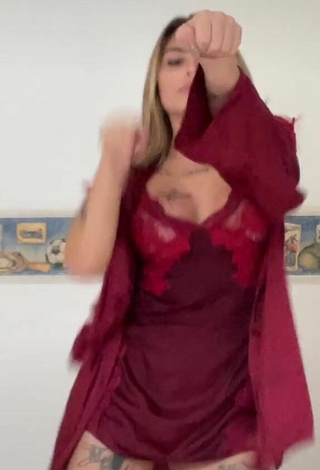 2. Caliente Bárbara Enseña Escote Con Vestido Rojo