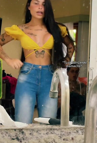 Sexy Bárbara enseña escote con Top Corto