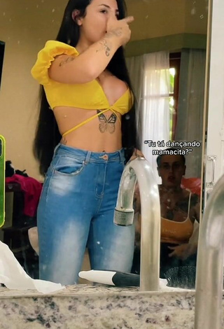 3. Sexy Bárbara Enseña Escote Con Top Corto