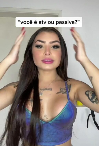 1. Más Caliente Bárbara Enseña Escote Con Top Corto